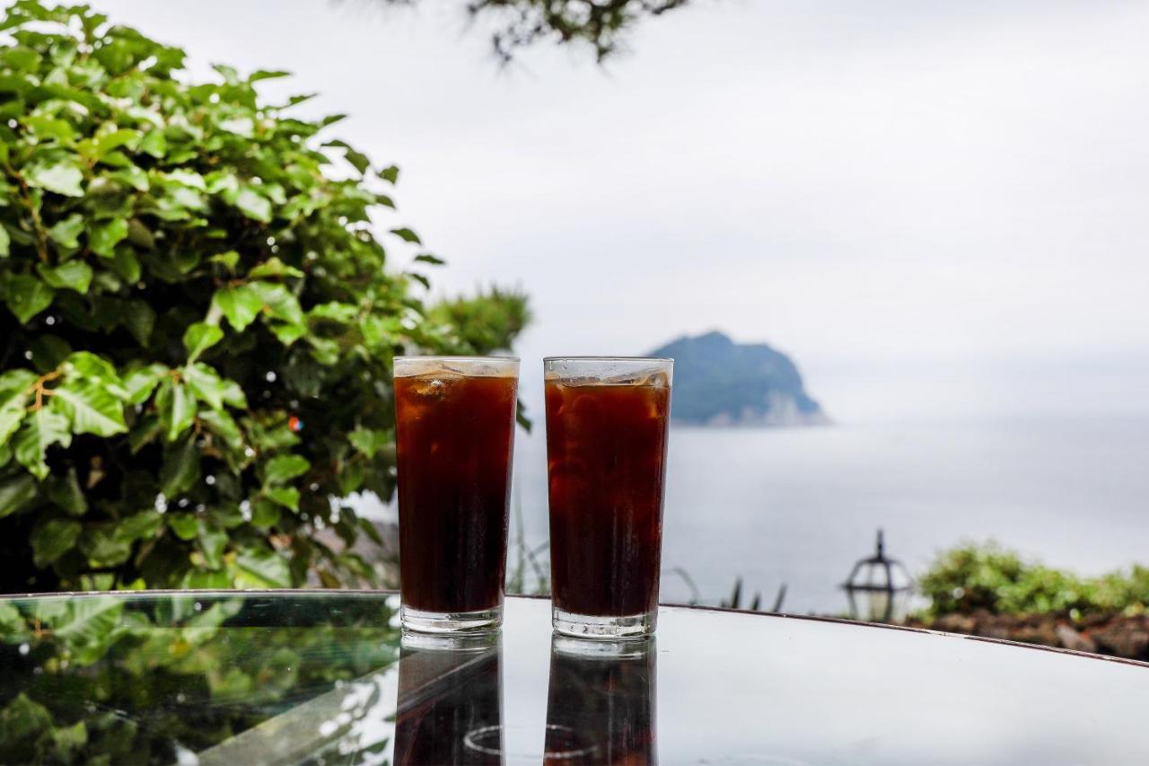 Seogwipo Kal Hotel Buitenkant foto Two glasses of iced coffee