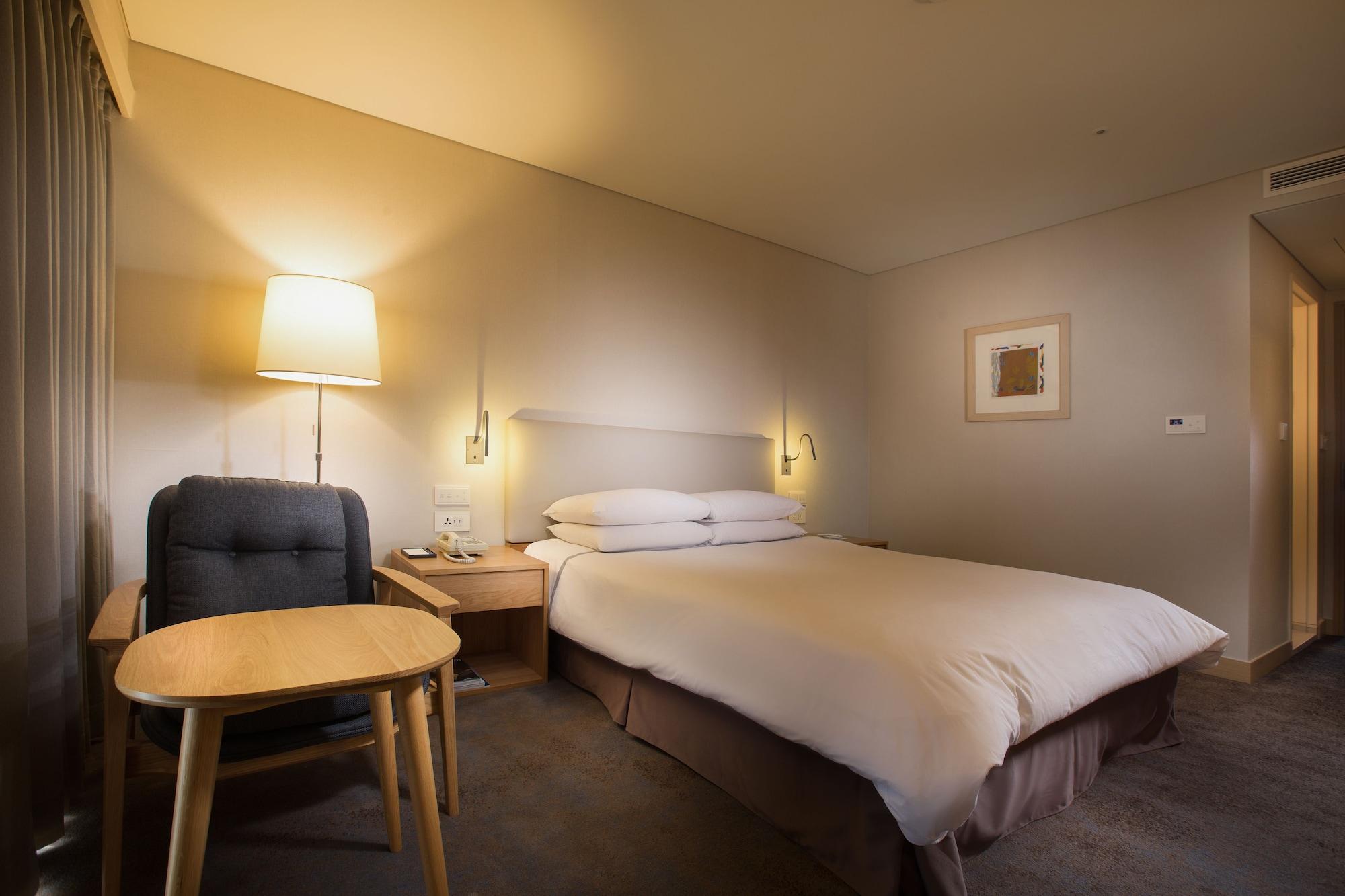 Seogwipo Kal Hotel Buitenkant foto A room at the hotel
