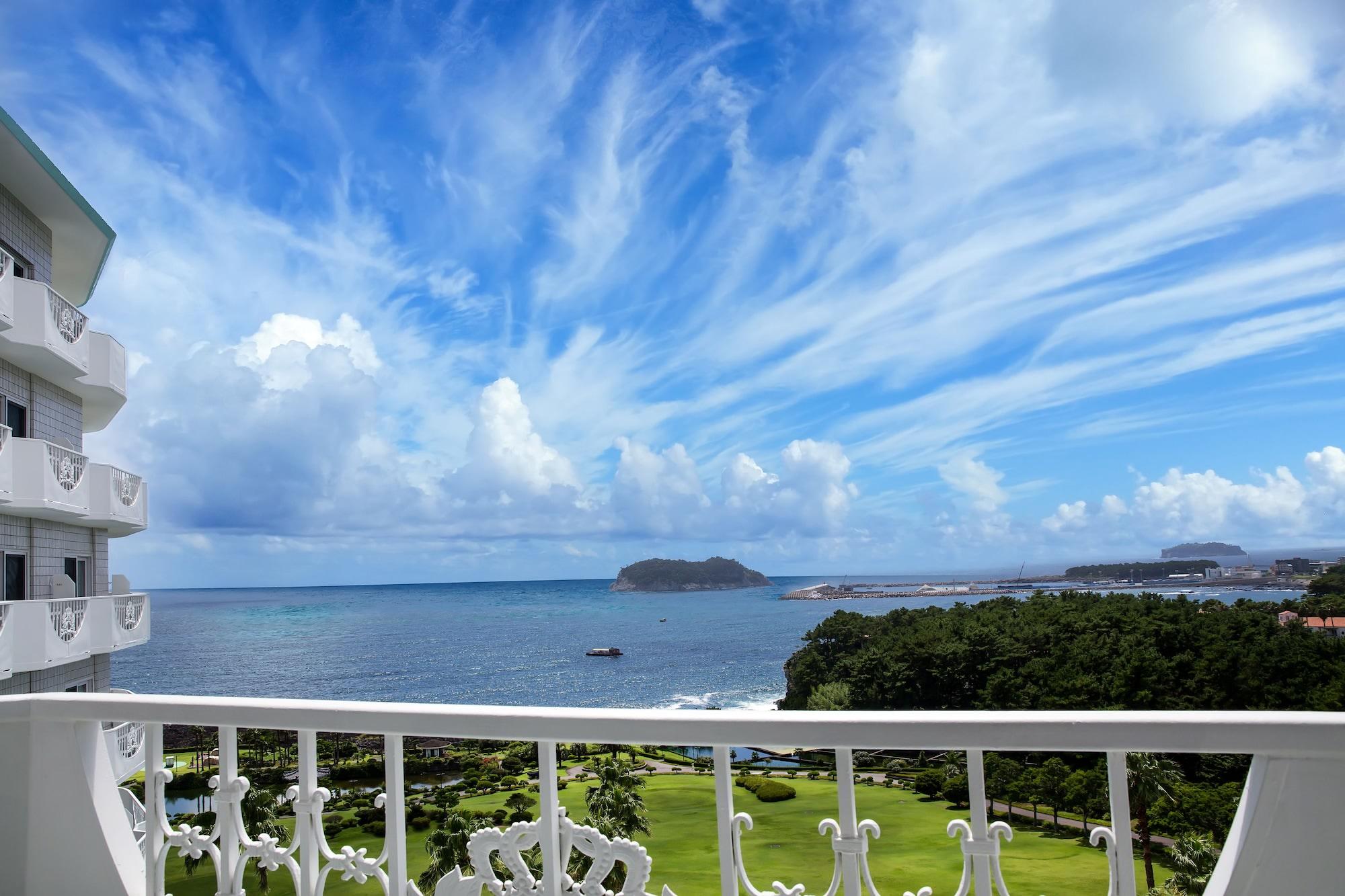 Seogwipo Kal Hotel Buitenkant foto View of the bay