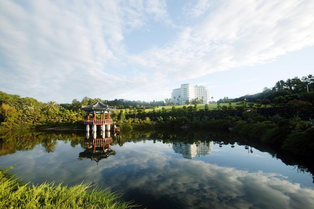Seogwipo Kal Hotel Buitenkant foto View of the lake at the park