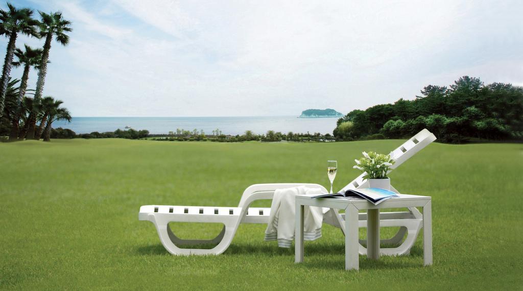 Seogwipo Kal Hotel Buitenkant foto The 1990s saw the introduction of the first plastic furniture.