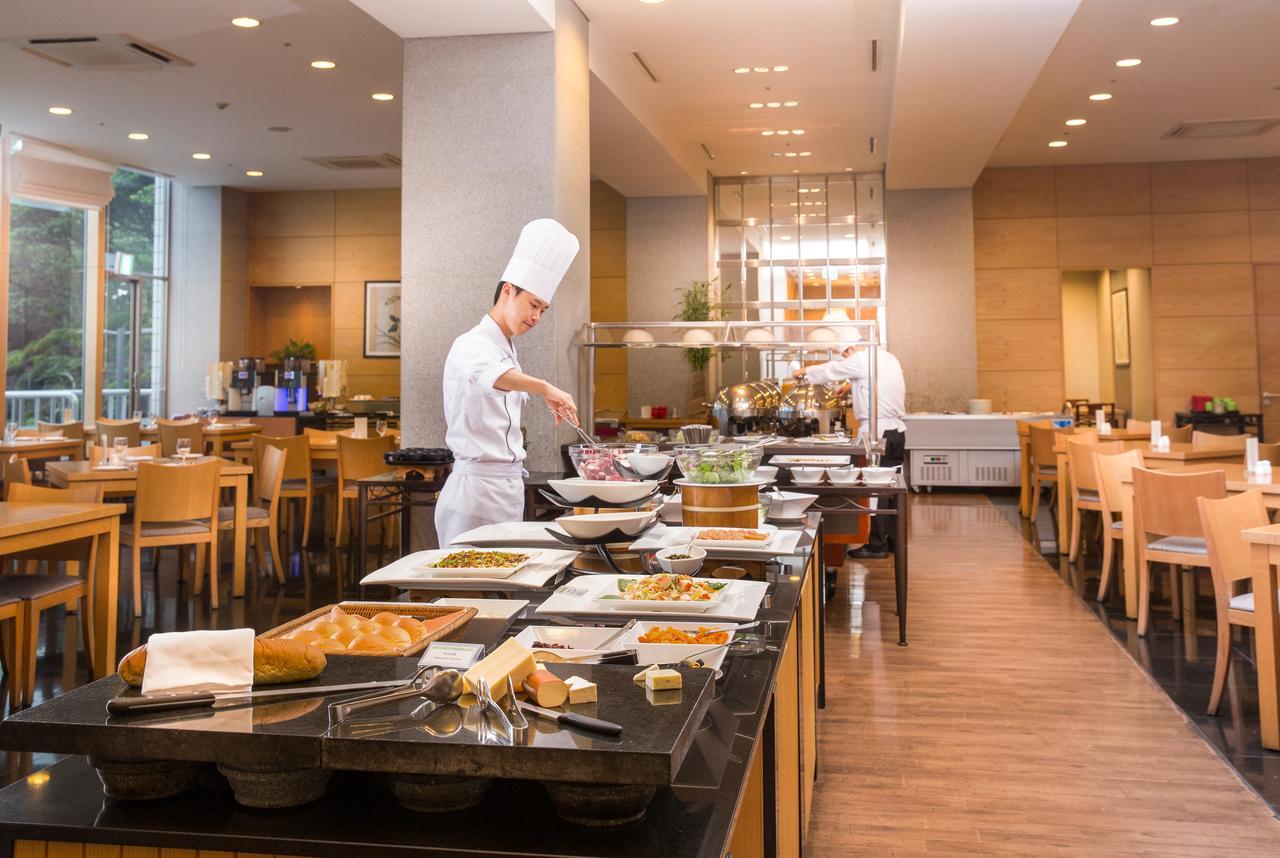 Seogwipo Kal Hotel Buitenkant foto A buffet at a hotel