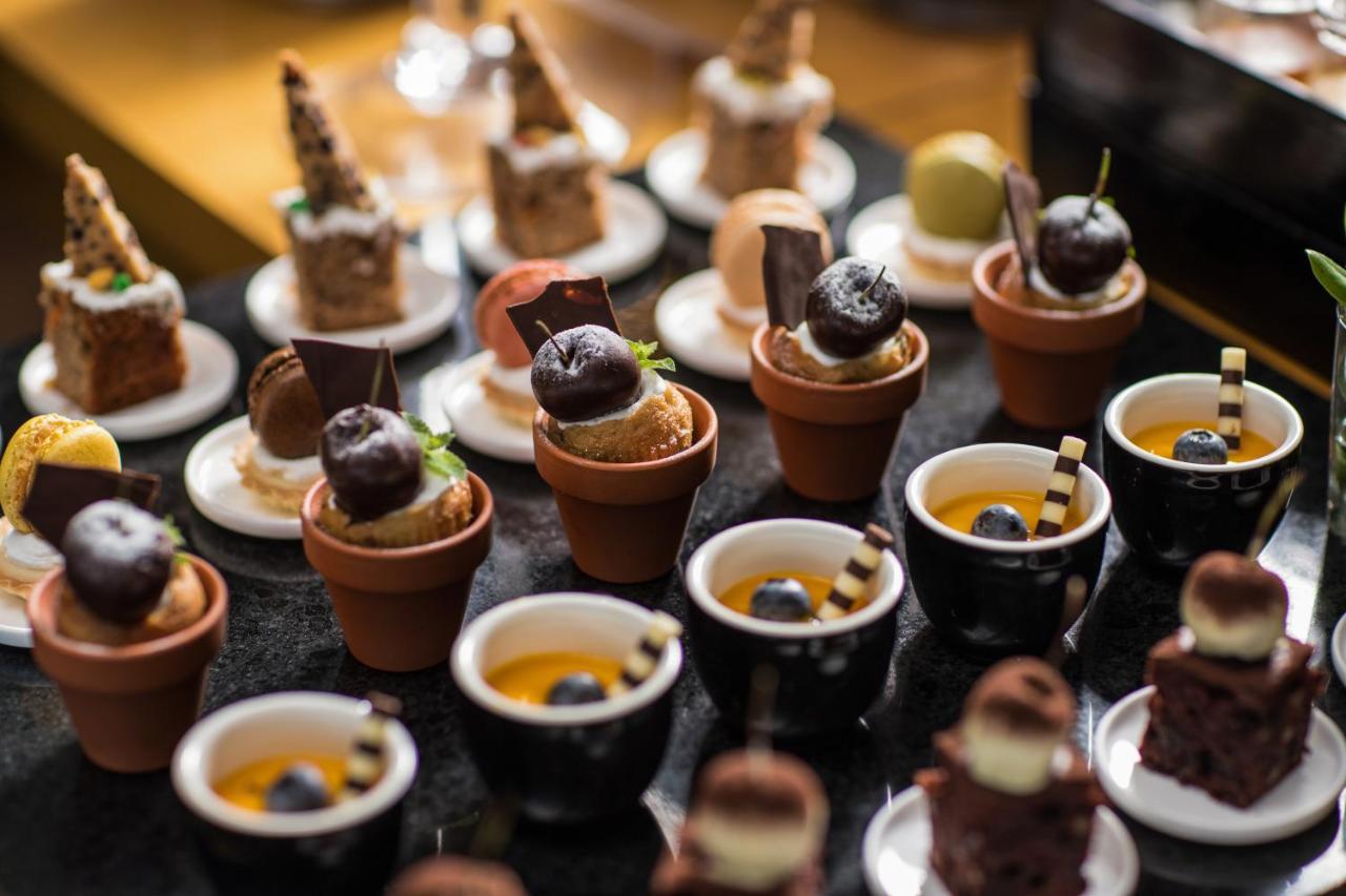 Seogwipo Kal Hotel Buitenkant foto A selection of desserts