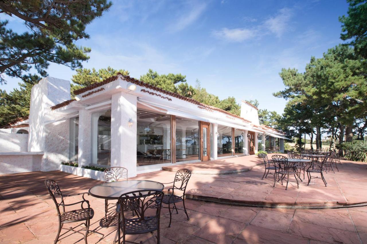 Seogwipo Kal Hotel Buitenkant foto The clubhouse at the Santa Barbara Polo & Racquet Club