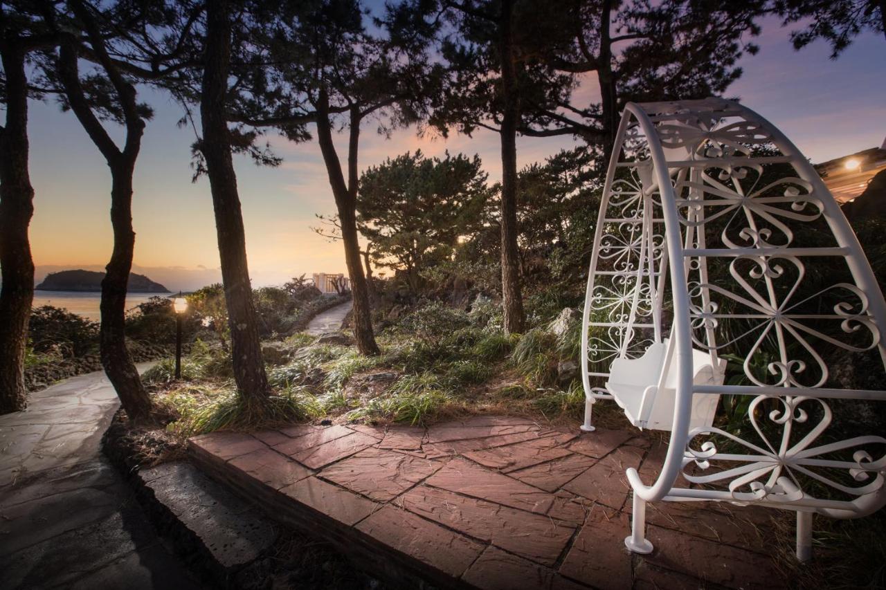 Seogwipo Kal Hotel Buitenkant foto The "Swing of Love"