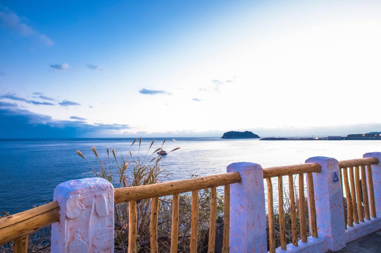 Seogwipo Kal Hotel Buitenkant foto View of the lake from the shore of the town of Ibatín